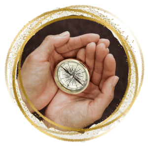 ידיים אוחזות במצפן עתיק